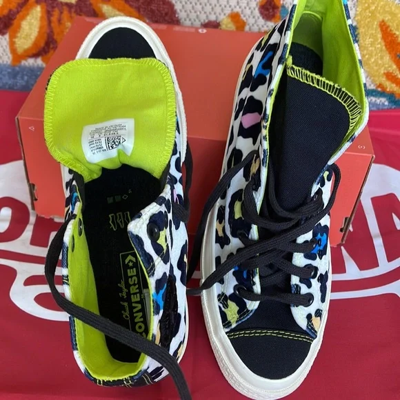 Converse 572369C
CHUCK TAYLOR ALL STAR 70 HI
EGRET/BLACK/LIME TWIST
WMNS snkrs - Picture 13 of 16